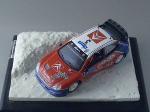 雪道を駆けるシトロエンのジオラマ