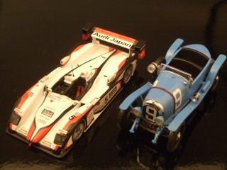 1923年優勝車「シュナール&ワルケール」と2004年優勝車「アウディR8」