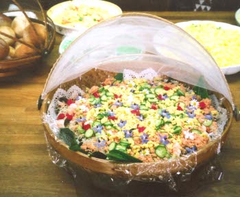 ちらし寿しに花を彩りに添えて。食卓がパッと華やぐ。