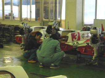 マシン後方のモーターに付けられたプレートがモーター番号。