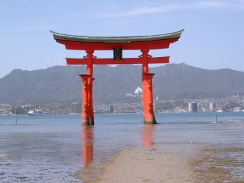 海中に立つ、厳島神社の大鳥居。
