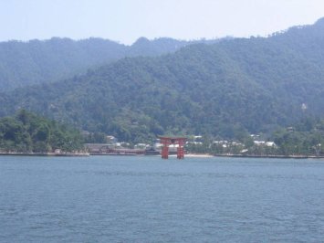 はるか遠くに大鳥居を望む。