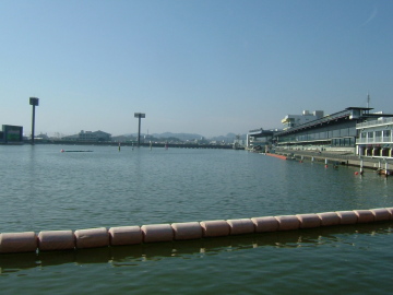 満々と水をたたえる競艇場。この穏やかな水面が戦いの場になる。